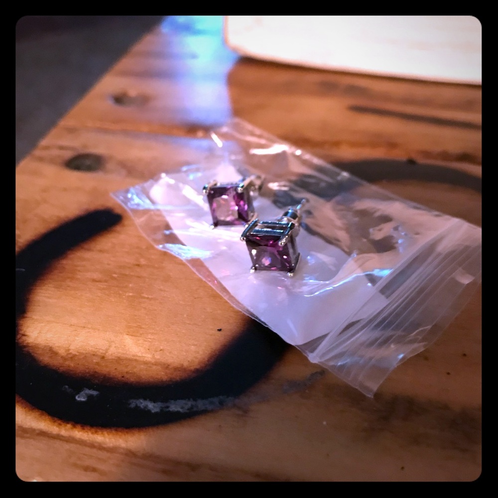 PIERCED EARRINGS PURPLE
